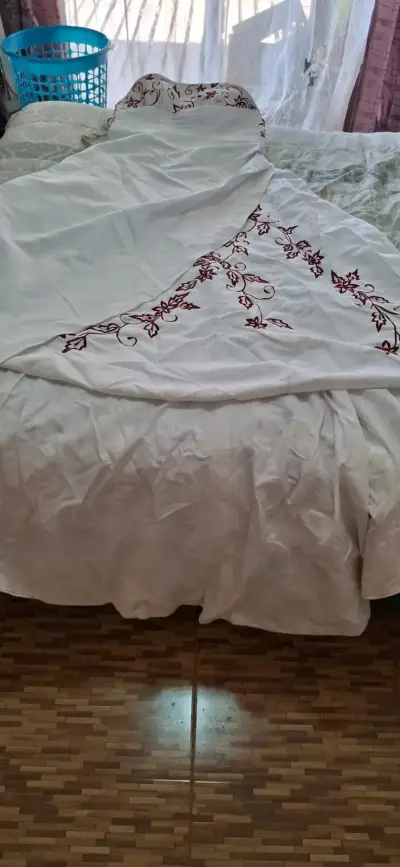 Vestido de Novia blanco con bordado floral rojo - miniatura 6