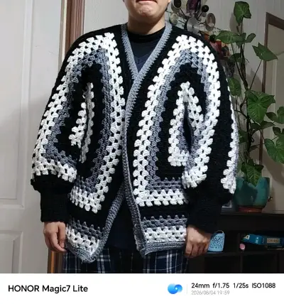 Cardigan tejido a crochet en blanco y negro - miniatura 1