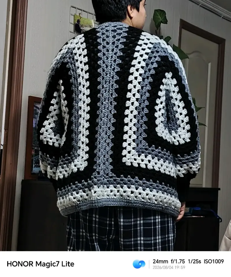 Cardigan tejido a crochet en blanco y negro - 2