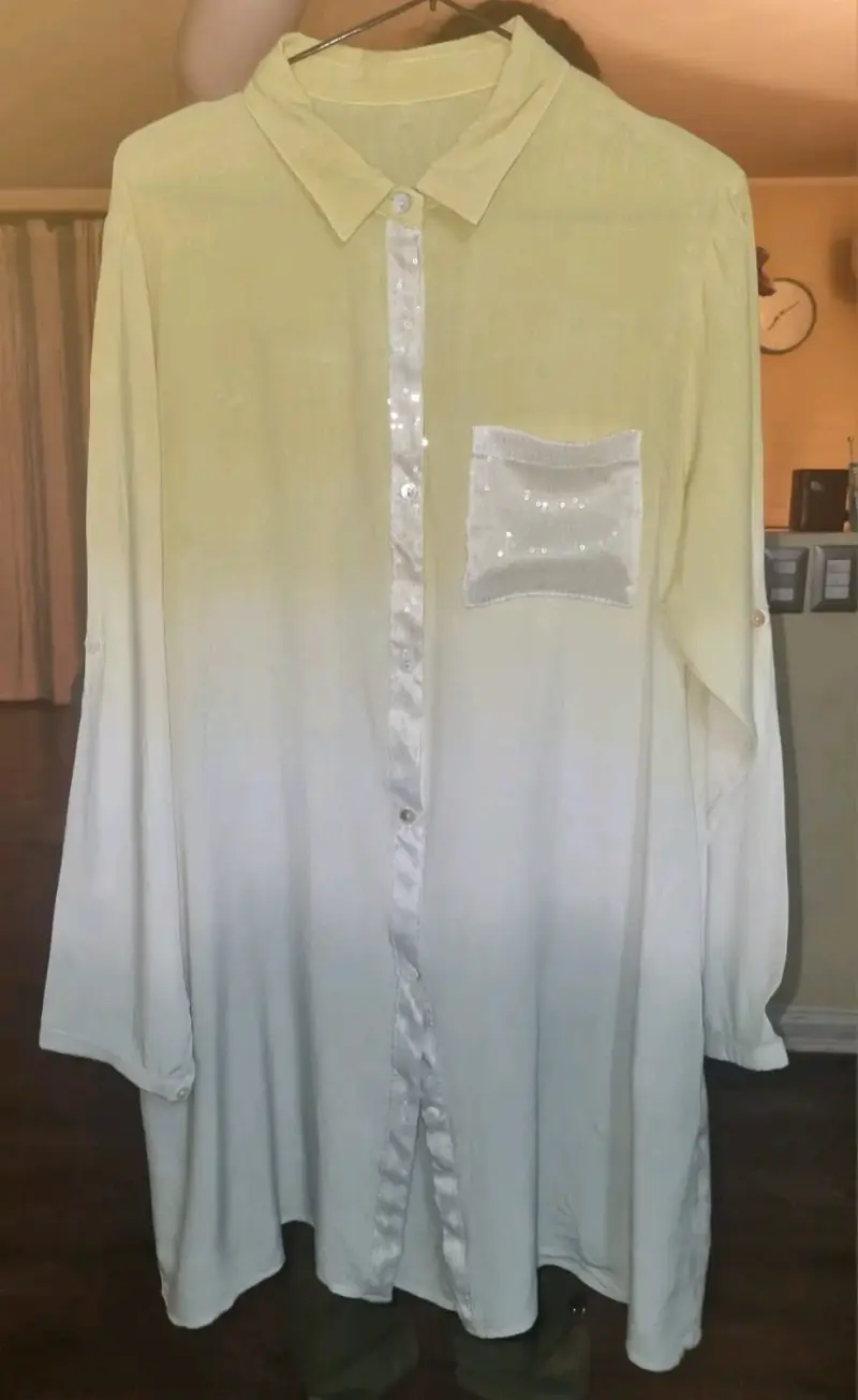 Blusa larga blanca con lentejuelas