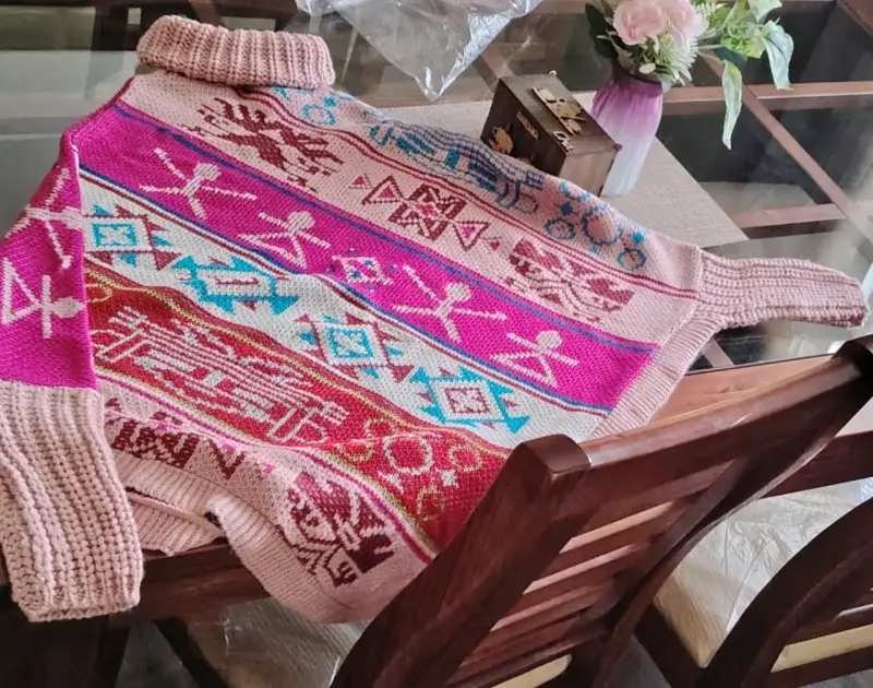 Poncho tejido con diseño étnico en tonos rosados - 2