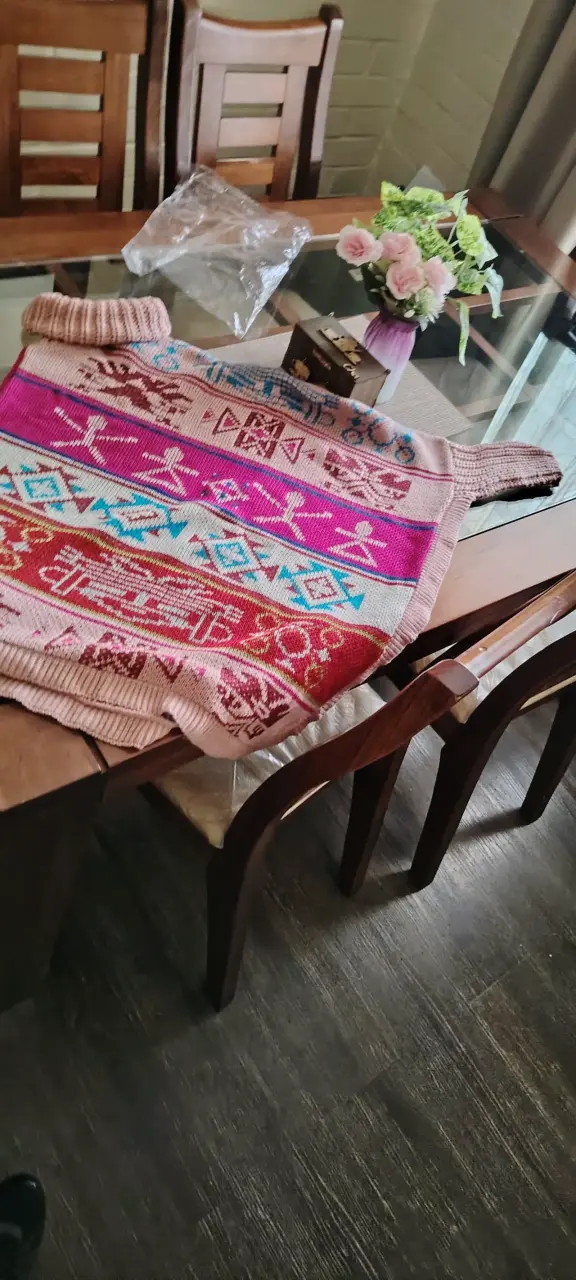 Poncho tejido con diseño étnico en tonos rosados - 3