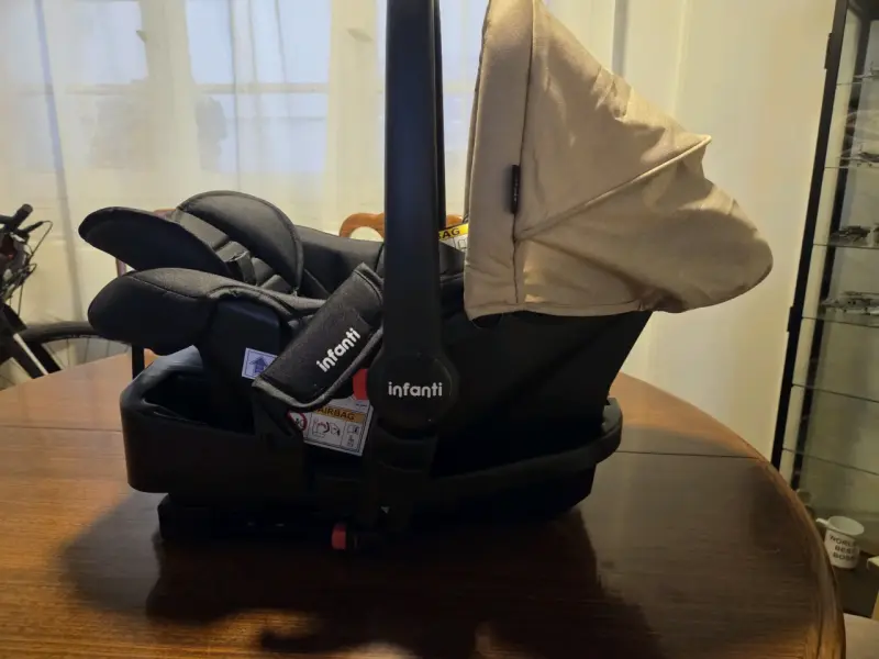 Silla de Auto para Bebé Infanti con Base - 2