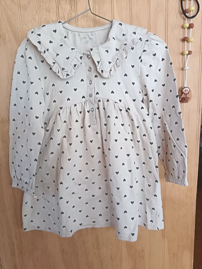 Vestido de niña con estampado de corazones - 1