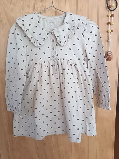 Vestido de niña con estampado de corazones - miniatura 1