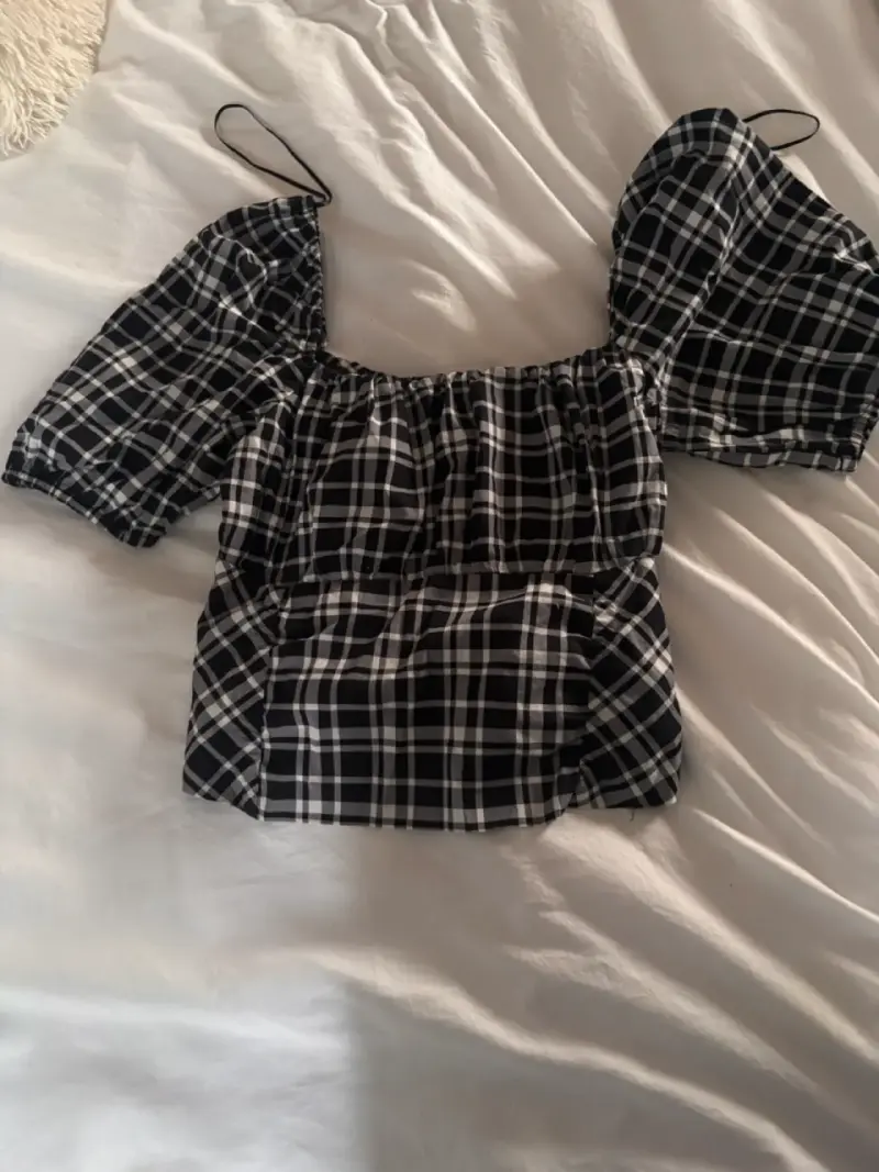 Blusa de cuadros negros con mangas abullonadas - 1
