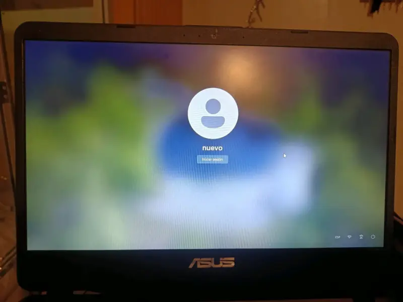 Laptop ASUS VivoBook con Intel Celeron y 4GB RAM - 1