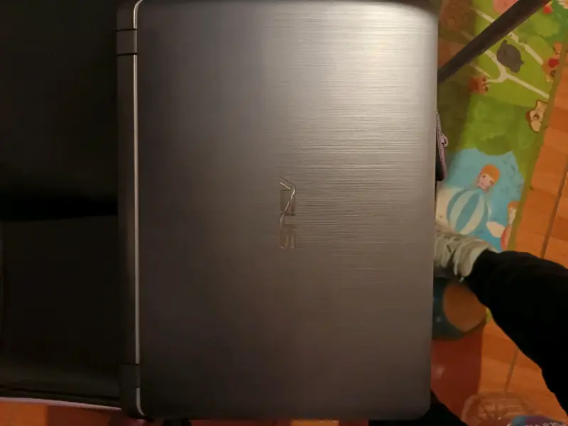 Laptop ASUS VivoBook con Intel Celeron y 4GB RAM - 2