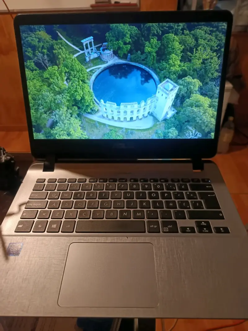 Laptop ASUS VivoBook con Intel Celeron y 4GB RAM - 5