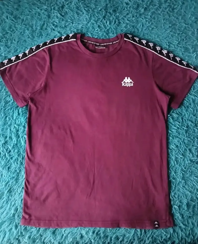 Polera Kappa burdeos con logo y detalles en hombros - 1