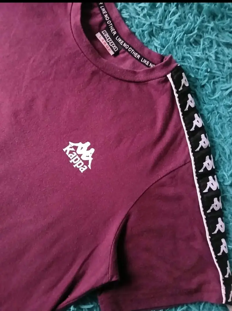 Polera Kappa burdeos con logo y detalles en hombros - 2