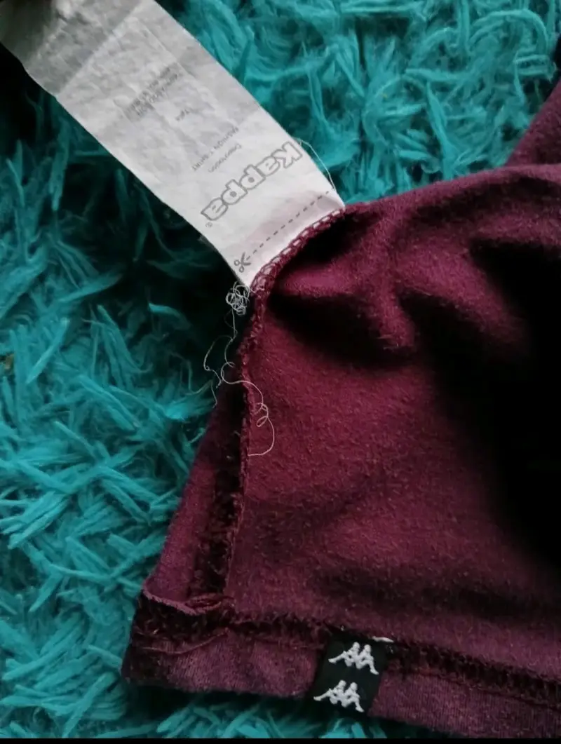 Polera Kappa burdeos con logo y detalles en hombros - 3