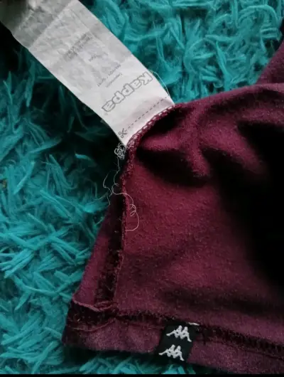Polera Kappa burdeos con logo y detalles en hombros - miniatura 3