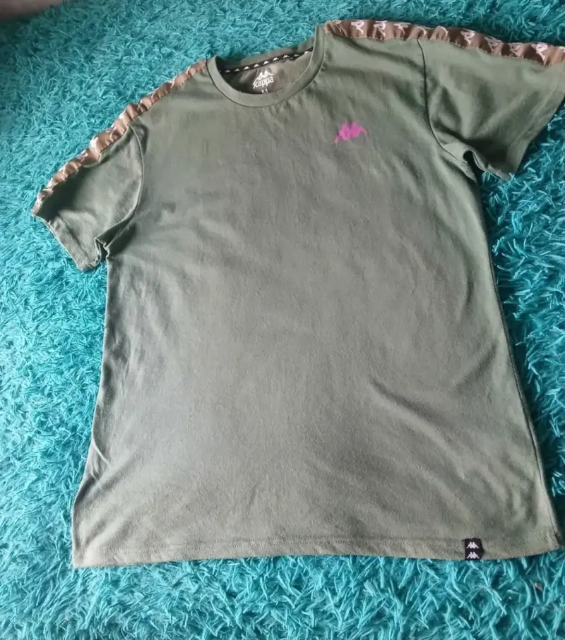 Polera Kappa burdeos con logo y detalles en hombros - 4