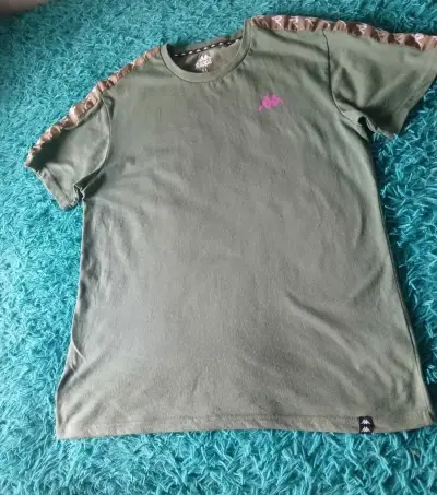 Polera Kappa burdeos con logo y detalles en hombros - miniatura 4