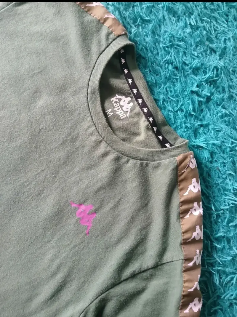 Polera Kappa burdeos con logo y detalles en hombros - 5
