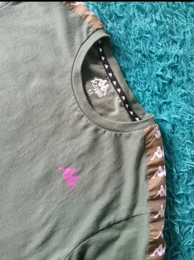 Polera Kappa burdeos con logo y detalles en hombros - miniatura 5