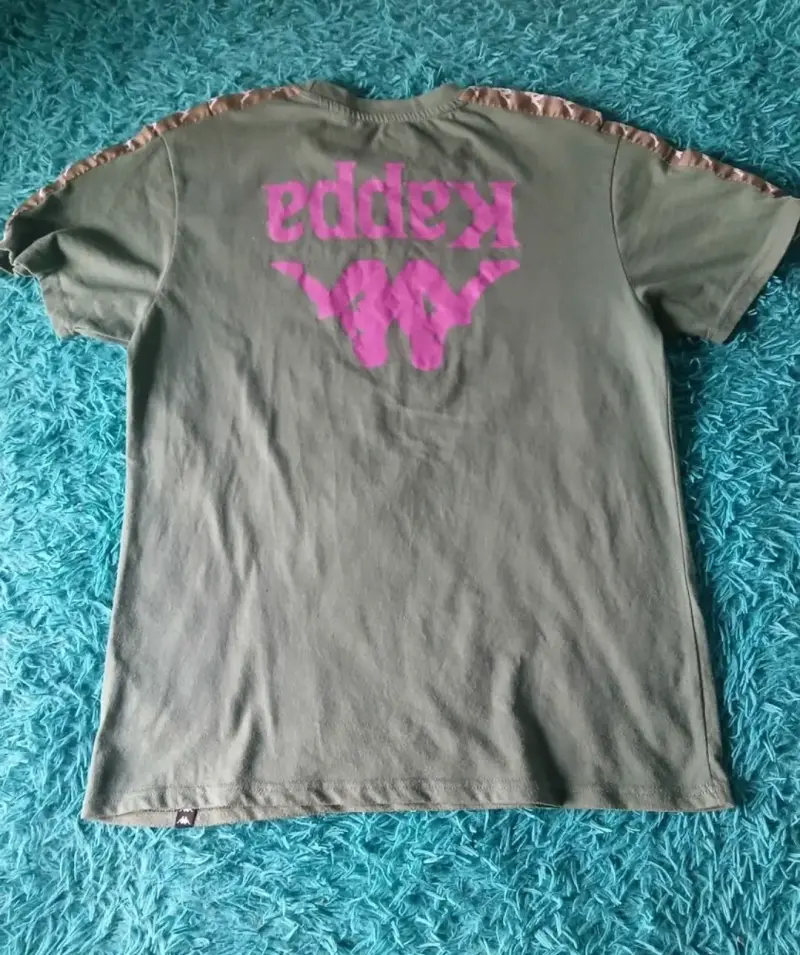 Polera Kappa burdeos con logo y detalles en hombros - 6