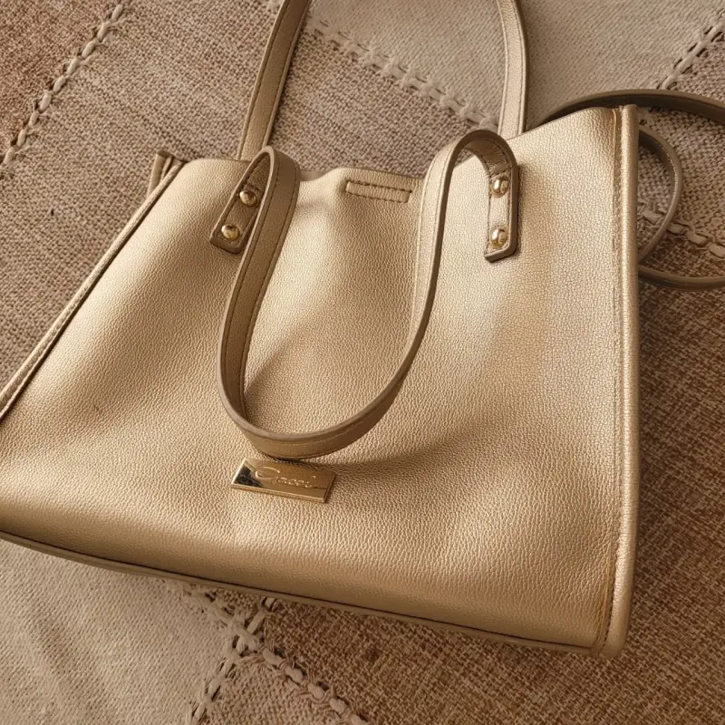 Bolso de cuero dorado elegante - 1