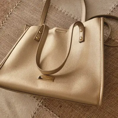 Bolso de cuero dorado elegante - miniatura 1
