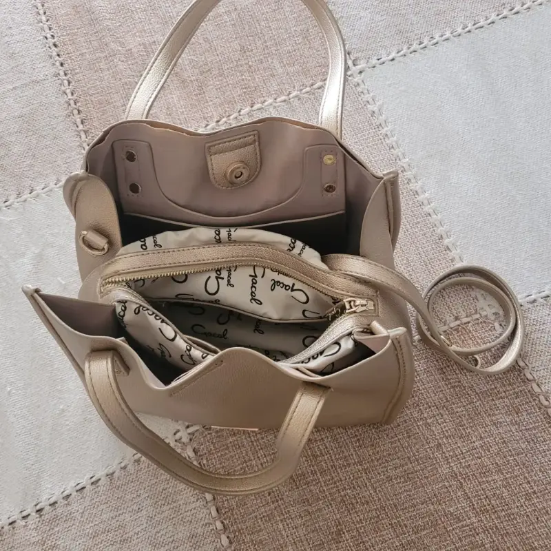 Bolso de cuero dorado elegante - 3
