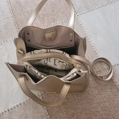 Bolso de cuero dorado elegante - miniatura 3