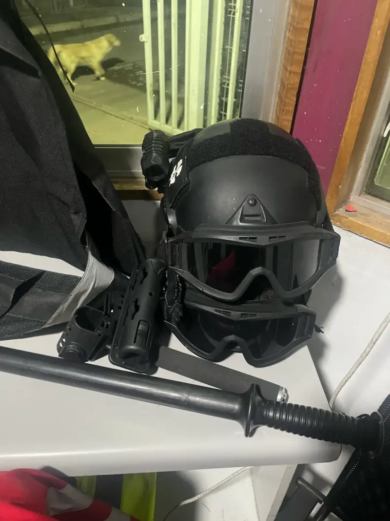Casco táctico negro con gafas y linterna