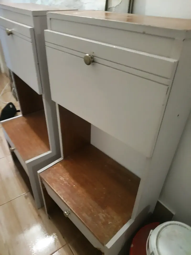 2 Mesas de noche de madera con cajones - 1