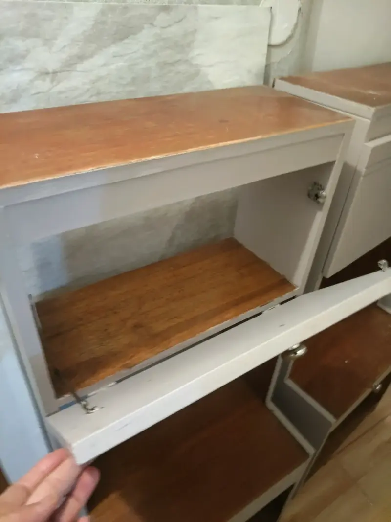2 Mesas de noche de madera con cajones - 2