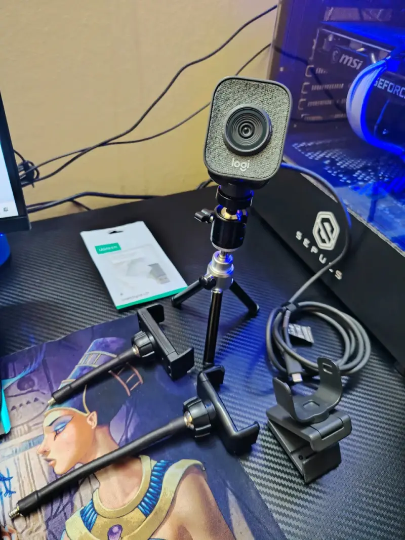 Cámara Logitech StreamCam Plus con trípode