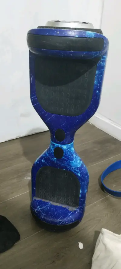 Hoverboard eléctrico azul con diseño espacial - miniatura 1