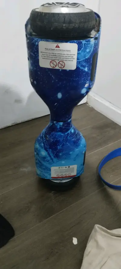 Hoverboard eléctrico azul con diseño espacial - miniatura 2