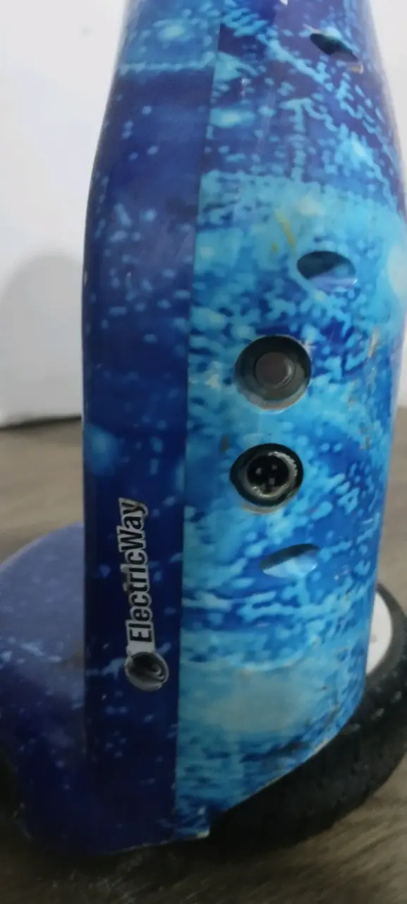 Hoverboard eléctrico azul con diseño espacial - 3