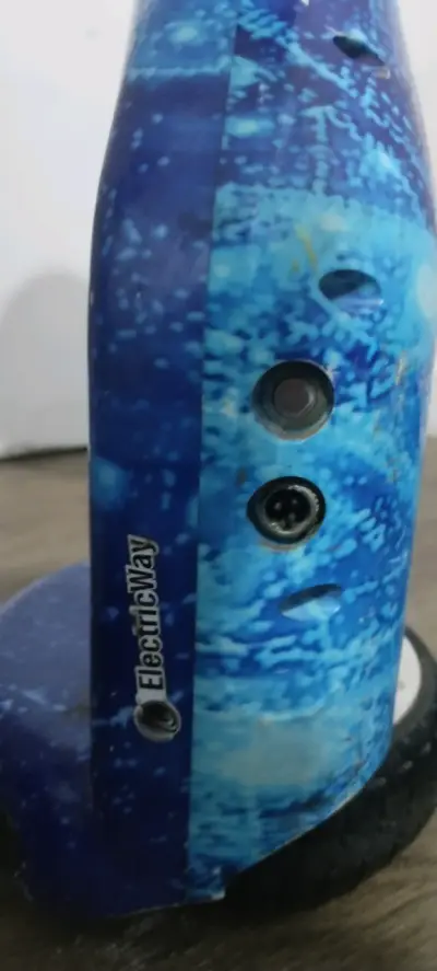 Hoverboard eléctrico azul con diseño espacial - miniatura 3