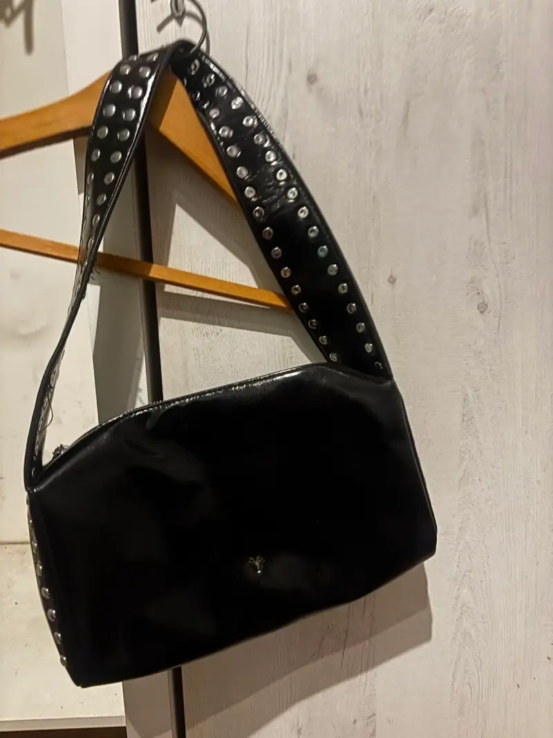 Cartera negra con tachas metálicas - 3