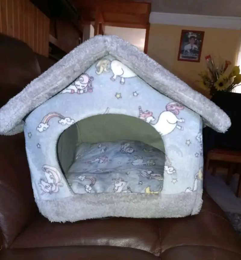 Casa para mascotas con diseño de unicornio