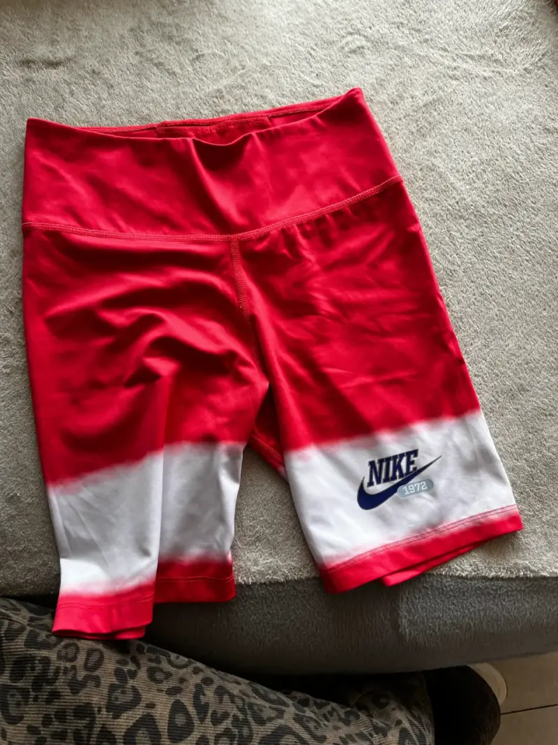 Shorts deportivos Nike rojos y blancos Dri-FIT - 1