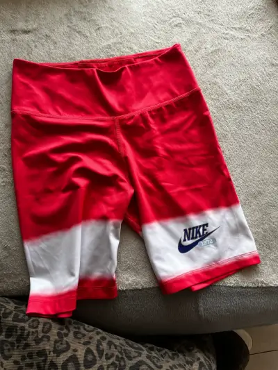 Shorts deportivos Nike rojos y blancos Dri-FIT - miniatura 1