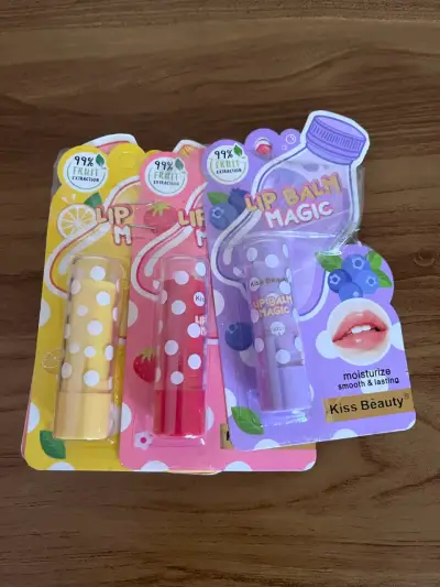Set de 4 Bálsamos labiales hidratantes Kiss Beauty - miniatura 4