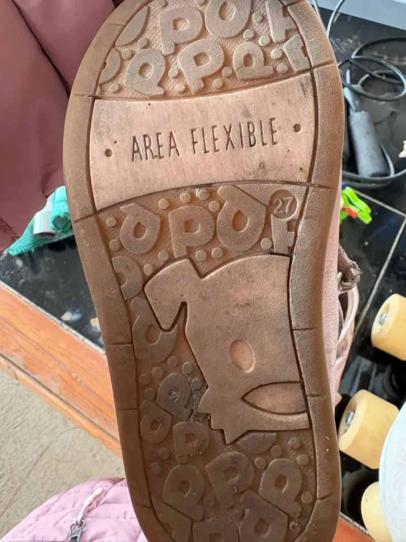 Zapatos de niña rosa con diseño de corazones - 1