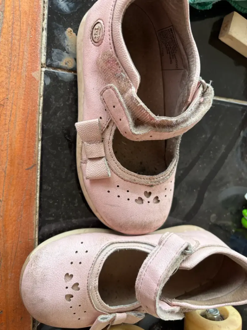 Zapatos de niña rosa con diseño de corazones - 2