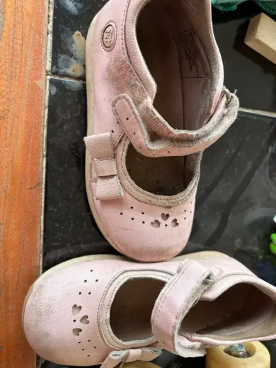 Zapatos de niña rosa con diseño de corazones - miniatura 2