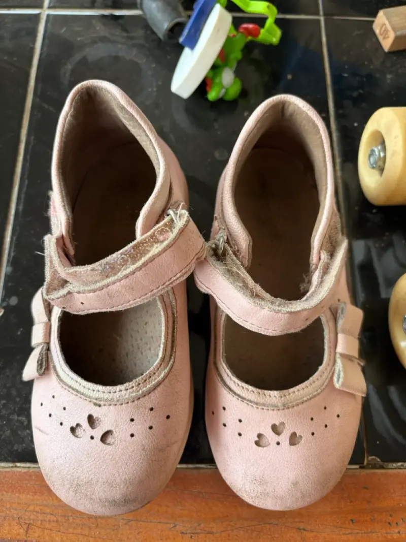 Zapatos de niña rosa con diseño de corazones - 3