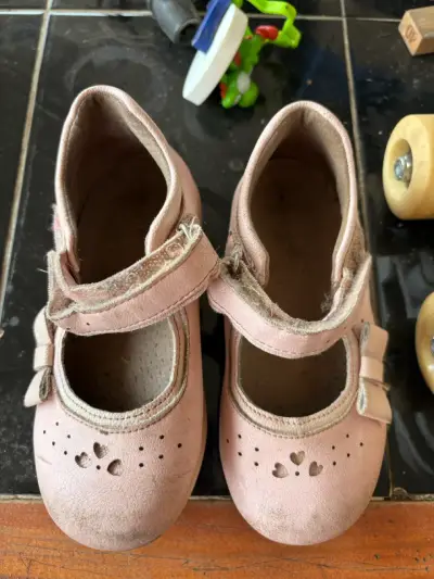 Zapatos de niña rosa con diseño de corazones - miniatura 3