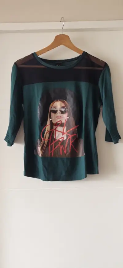 Polera verde con diseño gráfico de mujer - miniatura 1