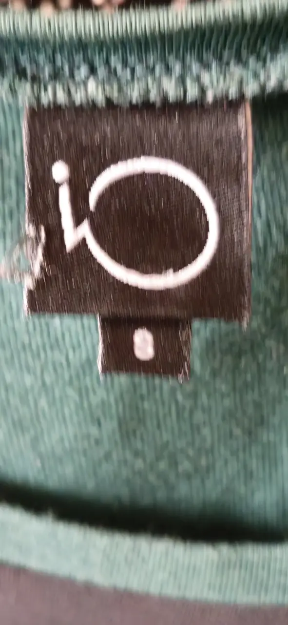 Polera verde con diseño gráfico de mujer - 2