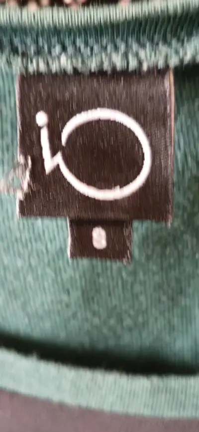 Polera verde con diseño gráfico de mujer - miniatura 2