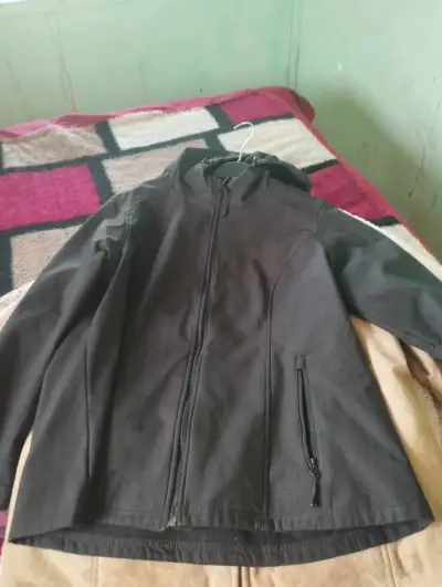 Chaqueta de invierno negra con capucha, chaqueta - miniatura 1