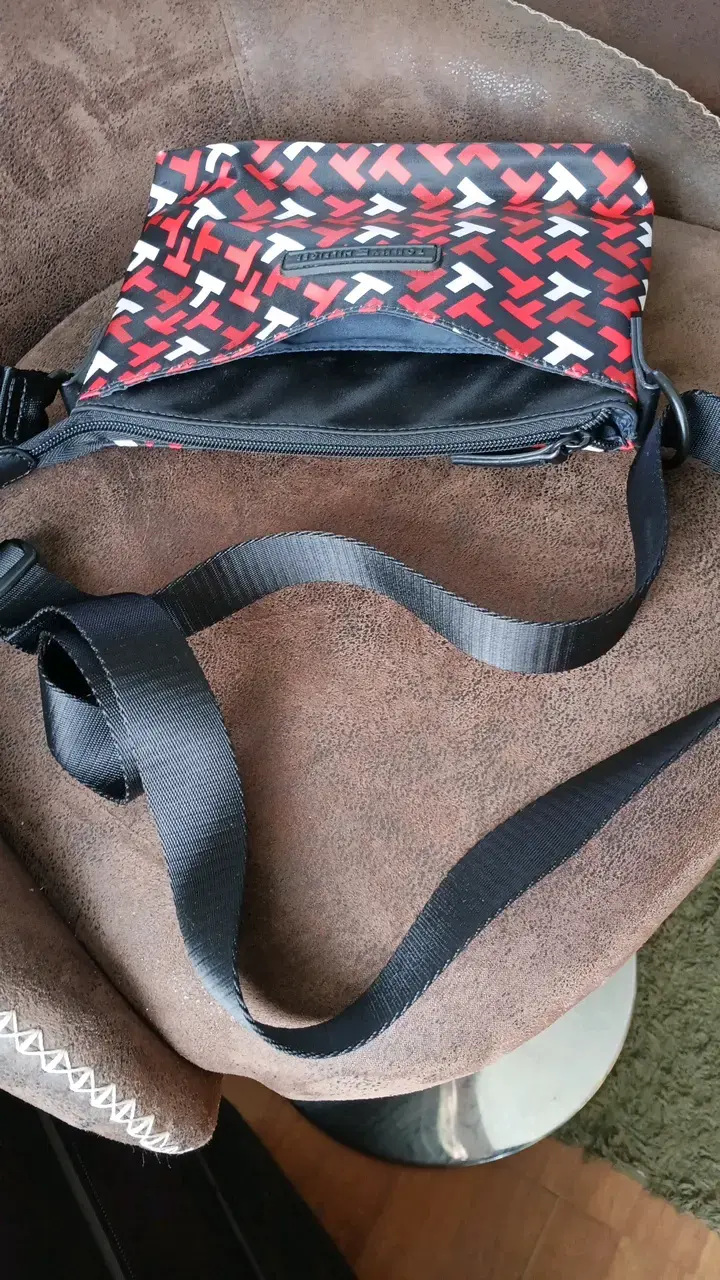 Bandolera Tommy Hilfiger estampado geométrico - 6