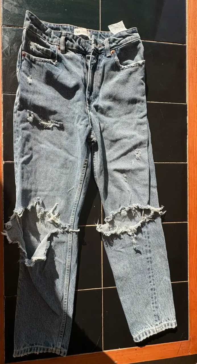 Jeans rasgados de mezclilla azul Zara - 3